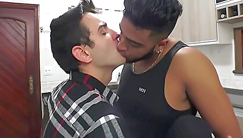 Un Maricon Muy Joto Besando A Su Macho